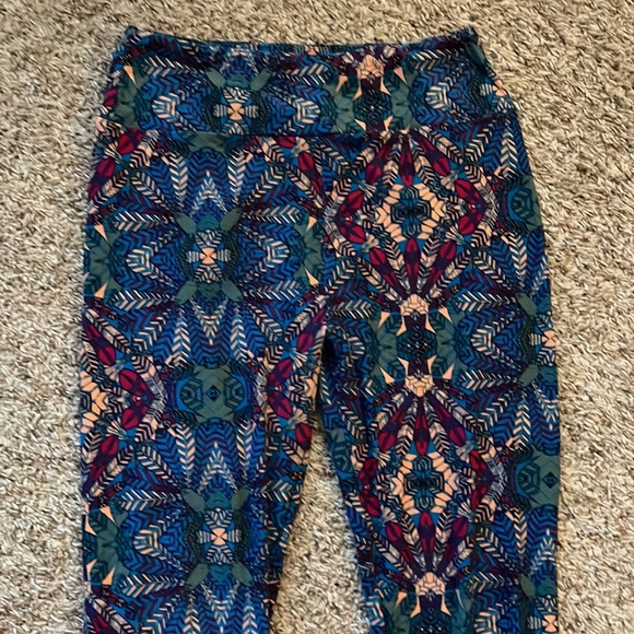 Barely worn “one size” Lularoe leggings 💜 - Picture 2 of 2